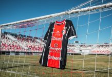 Camisa do JEC pendurada na rede do gol da Arena Joinville