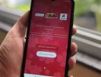 Mão segurando celular que está utilizando o aplicativo da Trimania Norte