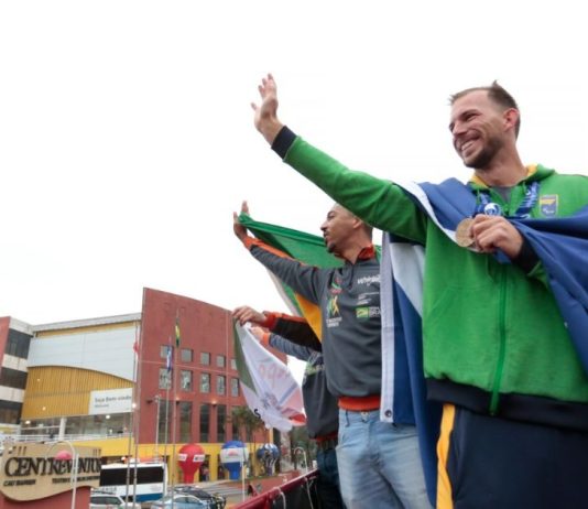 VÍDEO – Atleta joinvilense é recebido com festa após conquistar medalha de bronze no Mundial de Paratletismo