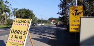 Rodovia do Arroz com placa de "Cuidado, obras a 50 M"