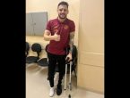 Xuxa, capitão do JEC Futsal, usando muleta