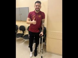 Xuxa, capitão do JEC Futsal, passa por cirurgia no joelho Xuxa, capitão do JEC Futsal, usando muleta
