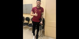 Xuxa, capitão do JEC Futsal, usando muleta