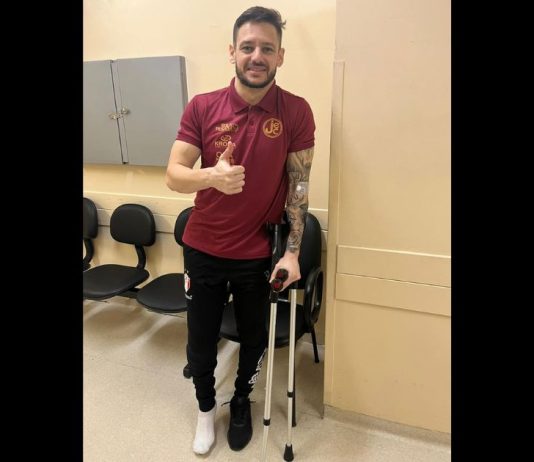 Xuxa, capitão do JEC Futsal, usando muleta