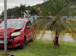 Carro de aplicativo é atingido por veículo, perde controle e bate em poste em Joinville