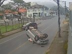 VÍDEO – Carro capota após bater em veículo estacionado em Joinville