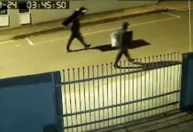 VÍDEO – Câmera flagra trio andando na rua com televisões furtadas em Joinville