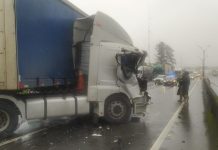 Acidente com carreta causa fila na BR-101, em Joinville