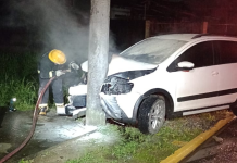 Motorista resiste a prisão e carro pega fogo após bater em poste de Joinville