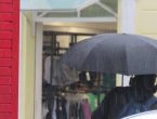 homem segurando guarda-chuva em dia de chuva em joinville