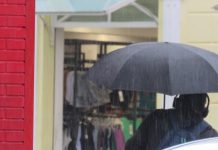 homem segurando guarda-chuva em dia de chuva em joinville