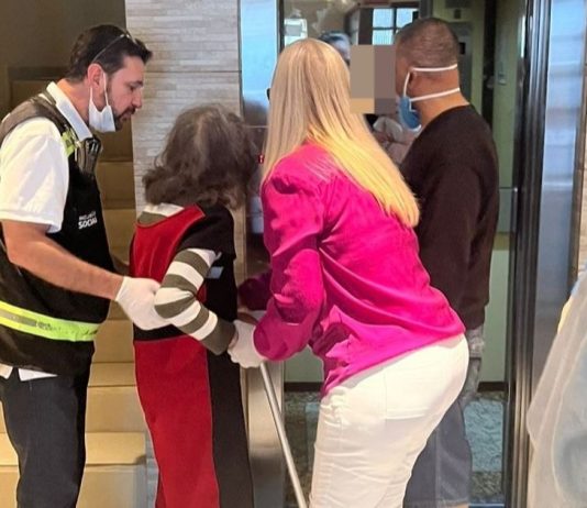 Idosa de 91 anos é resgatada após dez dias trancada com cadáver do filho em Balneário Camboriú