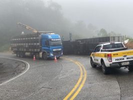 Serra Dona Francisca, em Joinville, é interditada para retirada de carreta tombada