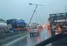 VÍDEO – Carreta perde controle e bate contra poste na BR-101, em Joinville