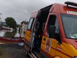 Homem morre após sofrer choque elétrico em rua alagada no Planalto Norte