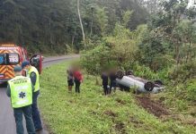Carro sai da pista e capota na BR-280, em São Bento do Sul