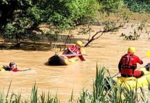 Motorista morre após carro ser arrastado pela correnteza no Vale do Itajaí