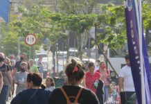 pessoas caminhando na rua