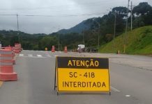 Trânsito é interrompido na Serra Dona Francisca para retirada de container