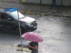 pessoa segurando guarda-chuva na rua