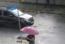 pessoa segurando guarda-chuva na rua
