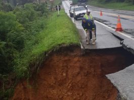 Pista cede e prejudica trânsito na BR-280, no Planalto Norte