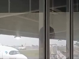 VÍDEO – Passageiros flagram momento que asfalto de pista atinge avião prestes a decolar em Navegantes