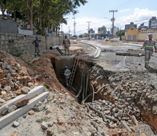 Máquina tomba em obra na Ottokar Doerffel e trabalhador é hospitalizado em Joinville