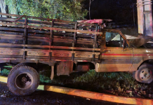 Caminhão colide frontalmente contra poste de energia em Porto União