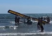 VÍDEO – Duas pessoas são resgatadas após avião ultraleve cair no mar no Litoral Norte