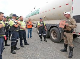 Agentes de trânsito passam por treinamento para fiscalizar transporte de cargas perigosas em Joinville
