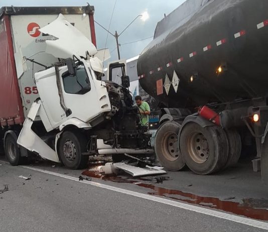 Colisão na BR-101, em Garuva, deixa um ferido e causa fila quilométrica