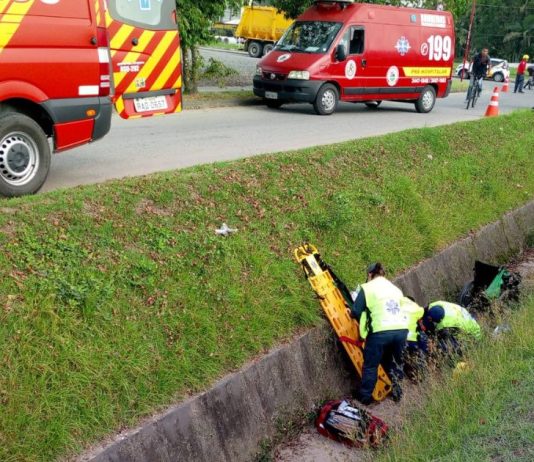 Cadeirante fica ferido após cair em vala, em Araquari