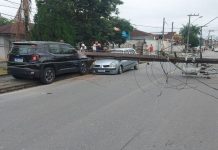 Carro derruba poste em rua no Sudeste de Joinville
