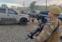 Homens são presos por envolvimento em homicídios e tráfico de drogas em Itapoá