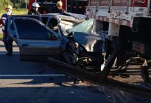 VÍDEO – Pessoa fica ferida após colisão entre veículos na avenida Santos Dumont, em Joinville