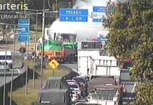 Incêndio em carreta interdita BR-376, em Guaratuba, no Paraná