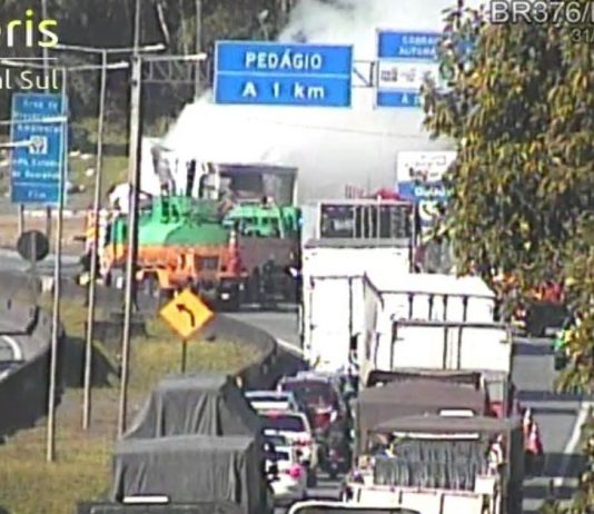 Incêndio em carreta interdita BR-376, em Guaratuba, no Paraná