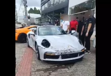 VÍDEO – Carro de luxo bate em dois veículos parados em loja de Balneário Camboriú