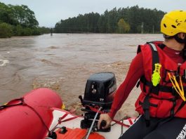 VÍDEO – Corpo de Bombeiros de SC ajuda em resgate de pessoas no Rio Grande Sul após fortes chuvas