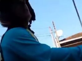 VÍDEO – Adolescente é assediada por motociclista em Joinville e grupo ataca casa do suspeito