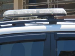 Homem se esconde embaixo de carro, mas acaba detido com cocaína em Joinville