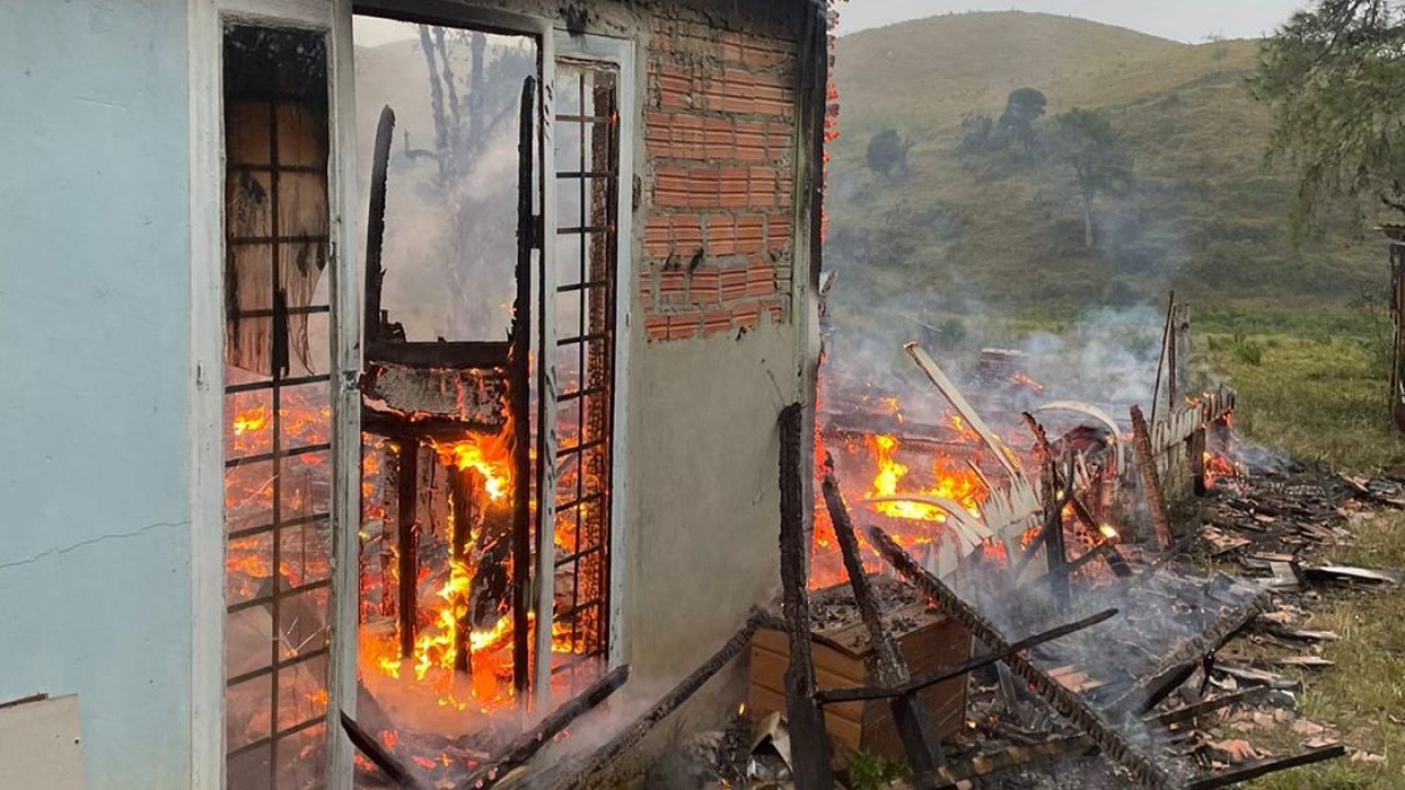 Incêndio em residência em Volta Redonda mobiliza mais de 20 bombeiros - A  Voz da Cidade