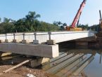 Uma ponte na rua Nacar em construção sobre um rio