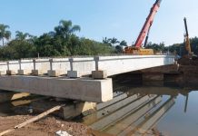 Uma ponte na rua Nacar em construção sobre um rio