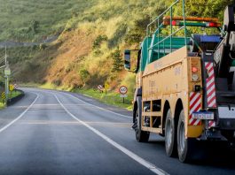 Carreta cegonha tomba na BR-376, em Guaratuba, no PR