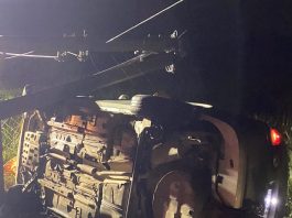 Carro colide com poste e capota no Itapocu, em Barra Velha