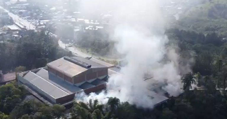 VÍDEO - Incêndio atinge fábrica da Beagle em Blumenau e mobiliza bombeiros