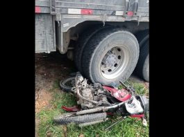 Motociclista morre após colidir com caminhão e sofrer graves ferimentos no Vale do Itajaí