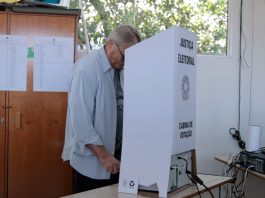 Eleições 2024: Carlito Merss, candidato a prefeito, vota em Joinville